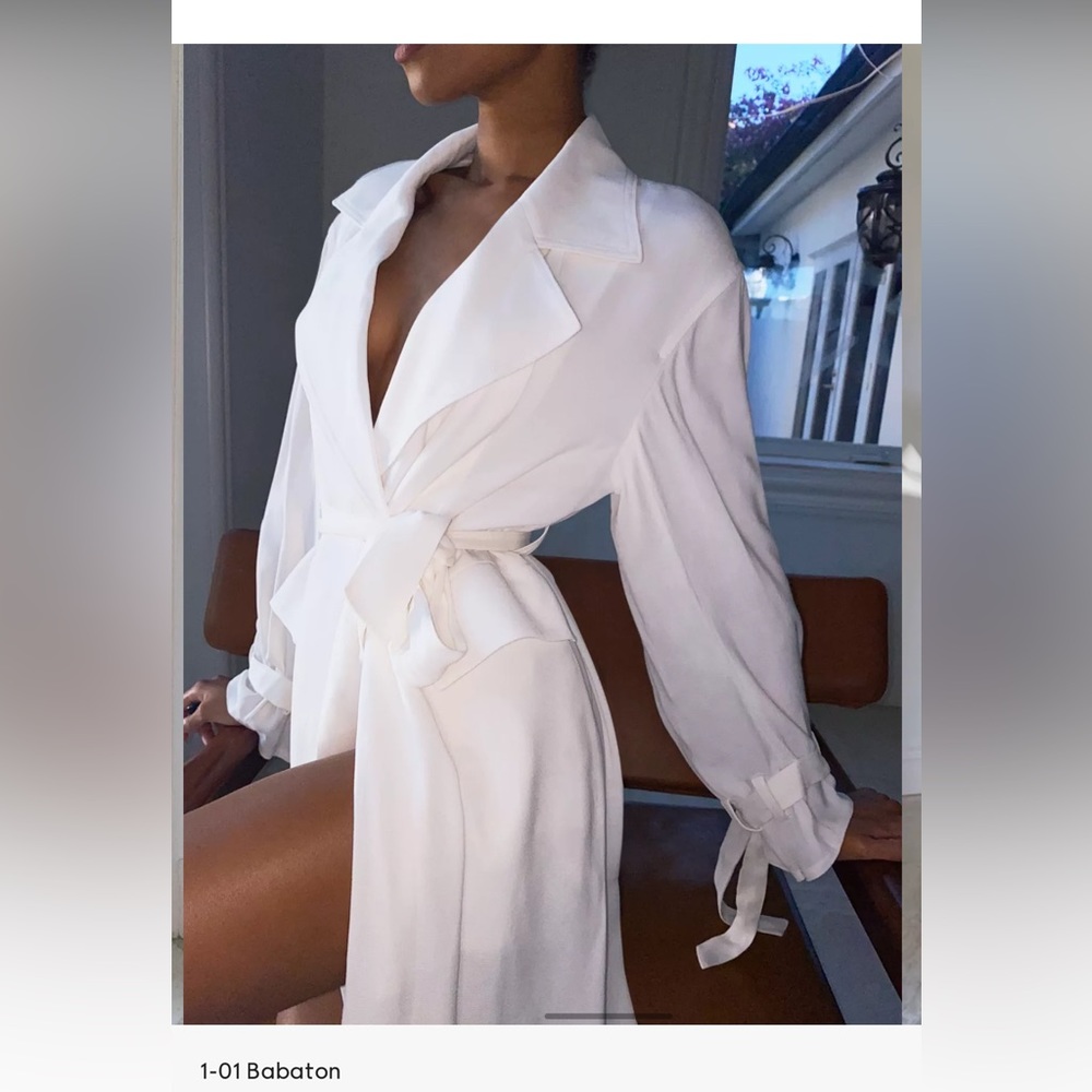 *NEW with tag** (Aritzia)
1-01 Babaton
TRENCH WRAP DRESS xs